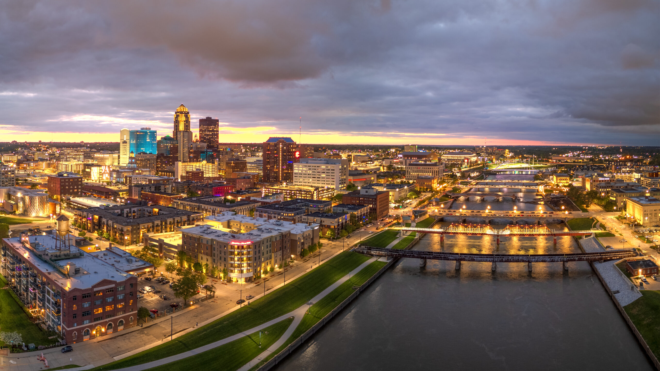 Des Moines, Iowa, USA Downtown city skyline. at dusk.