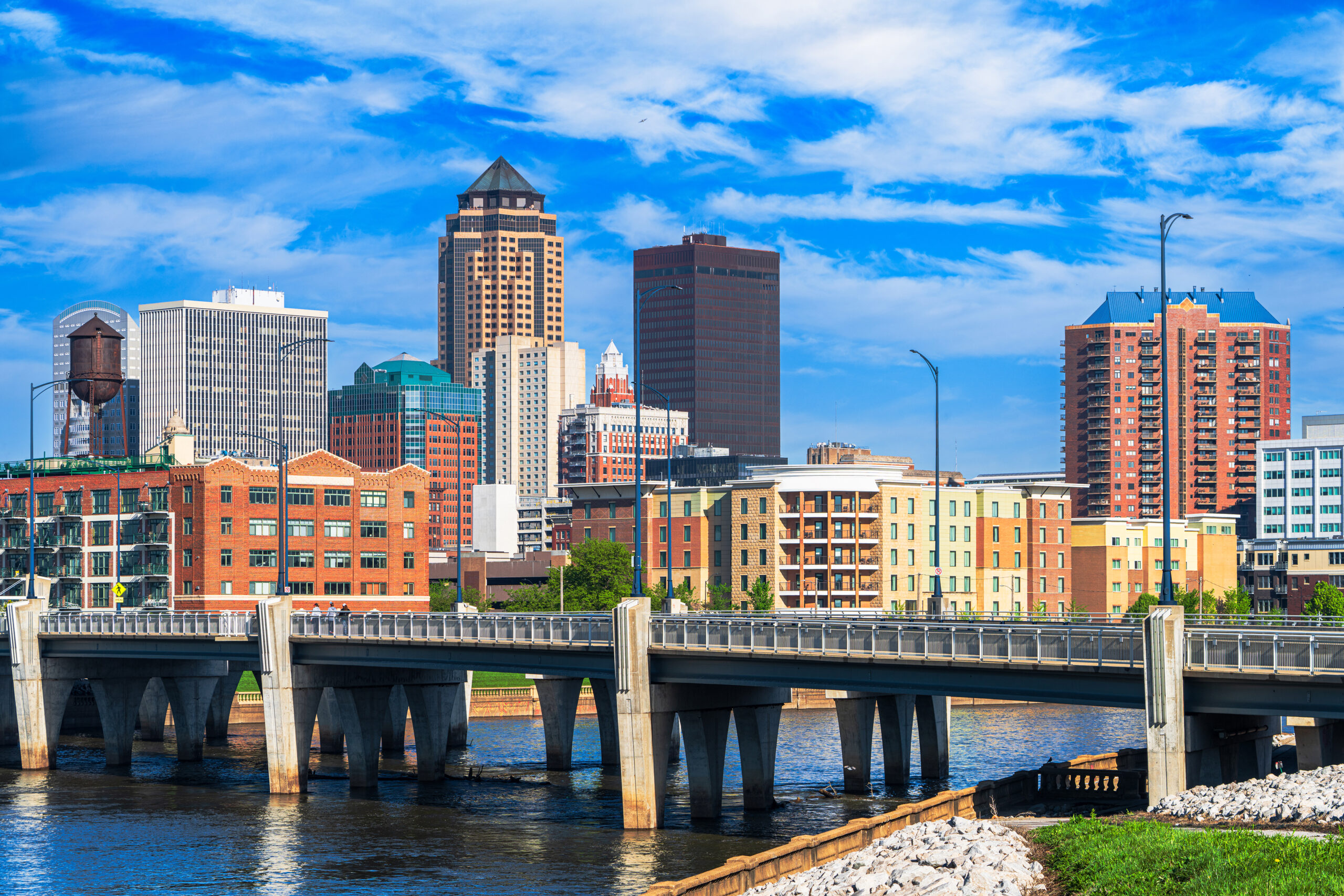 Des Moines, Iowa, USA downtown city skyline on the river.